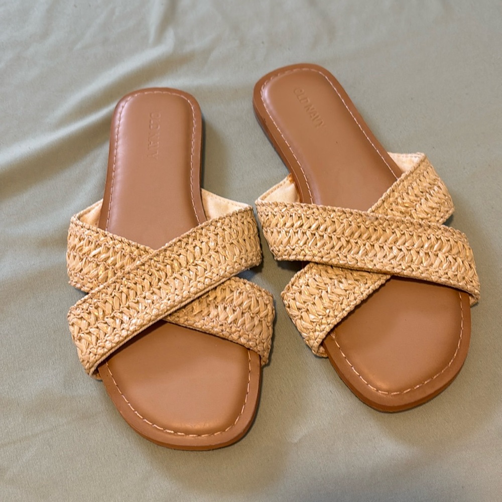Stylish Raffia Cross-Strap Sandals – Perfect for Summer
